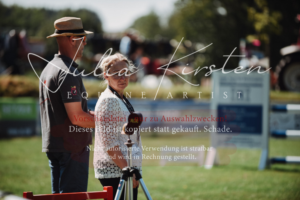 DSC_3324 | Pferde- und Turnierfotografie in Westsachsen. Pferdeportraits, Auftragszeichnungen und intuitive Kunst.