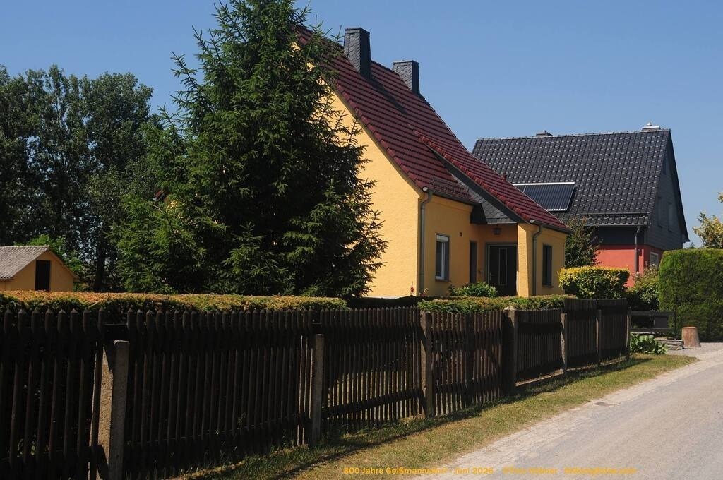 Geißmannsdorf-2026-Ortsbilder-608 | Geißmannsdorf bei Bischofswerda im Sommer 2026. Ein fotografischer Streifzug durch das Dorf Geißmannsdorf, mit Gebäuden, Straßen, Strohpuppen und geschmückten Vorgärten und Grundstücken anlässlich der 800-Jahr-Feier von Geißmannsdorf im Juni 2026 - Realisiert mit Pictrs.com