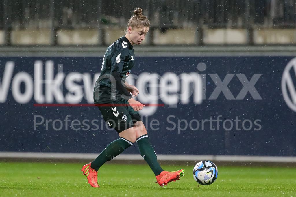Fussball, DFB-Pokal Frauen, VfL Wolfsburg - SV Werder Bremen | v.li.: Michelle Ulbrich (SV Werder Bremen, 5) am Ball, Freisteller, Einzelbild, Ganzkörper, Aktion, Action, Spielszene, DIE DFB-RICHTLINIEN UNTERSAGEN JEGLICHE NUTZUNG VON FOTOS ALS SEQUENZBILDER UND/ODER VIDEOÄHNLICHE FOTOSTRECKEN. DFB REGULATIONS PROHIBIT ANY USE OF PHOTOGRAPHS AS IMAGE SEQUENCES AND/OR QUASI-VIDEO.
