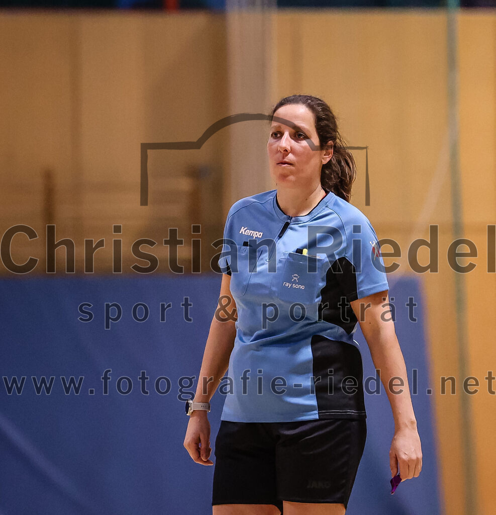 2025-01-11_072_SpVgg_Altenerding_gegen_HF_Scheyern | Erding, Deutschland, 11.01.2025:Handball, Bezirksoberliga Frauen Altbayern 2024 / 2024, 10. Spieltag, SpVgg Altenerding gegen HF Scheyern, Endergebnis: 20:23Schiedsrichterin Stephanie Geil-WoppererFoto: Christian Riedel / fotografie-riedel.net