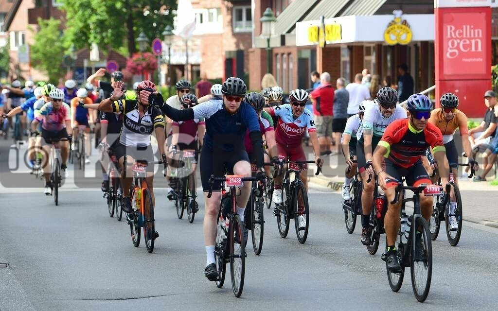 KBS Picture_Cyclassics-Hamburg2023_200823_040 | Cyclassics auf der Hauptstrasse in Rellingen ,Bemer Cyclassics Hamburg Radrennen 2023 , Durch Hamburg und Schleswig-Holsten ,UCI-WorldTour-Rennen Profi-Elite Herren ca.200KM , Amateurradfahrer Jedermann Rennen 60KM ,Amateurradfahrer Jedermann Rennen 100KM , - Realisiert mit Pictrs.com