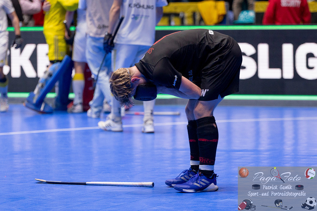 Volvo E.R.B. Final 4 Halbfinale Männer: Harvestehuder HTC - Gladbacher HTC, 25.01.2025 | Jimmy Schiefer (Gladbacher HTC #8) nach dem SPiel traurig und niedergeschlagn, Harvestehuder HTC - Gladbacher HTC, Frankfurt, Süwag Arena, 25.1.2025 - Realisiert mit Pictrs.com