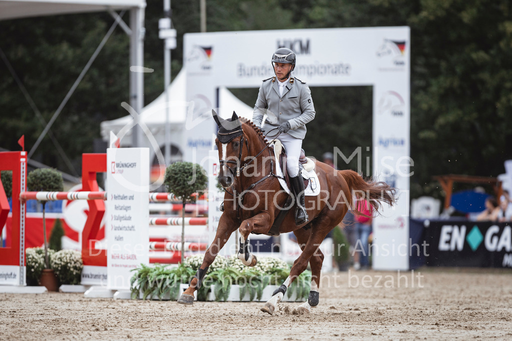 240906_BuCha_Quali-5j-380 | Deine schönsten Turniermomente als professionelle Fotos! Entdecke hochwertige Pferdesport-Fotografie im Online-Shop. Jetzt Fotos finden & bestellen!