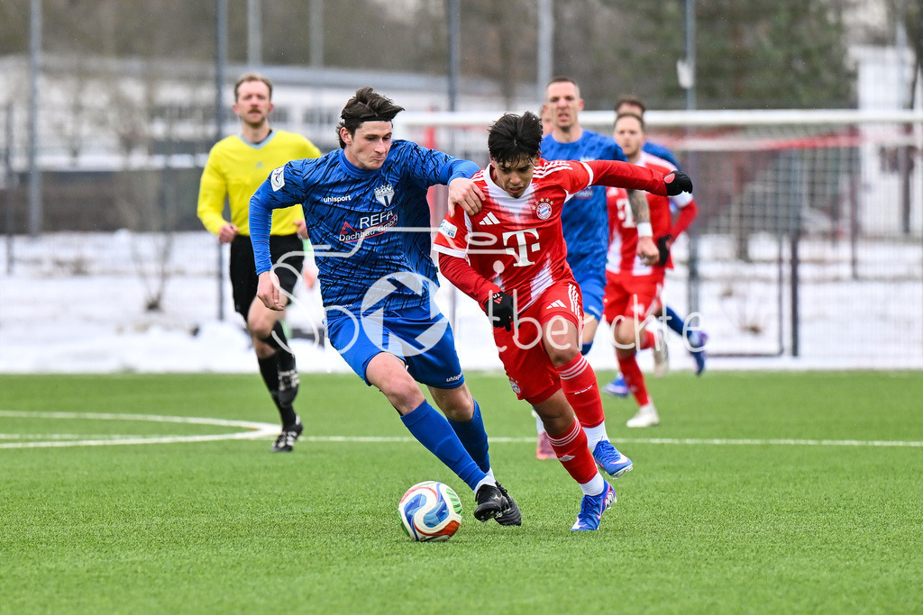 FC Bayern Amateure - SGV Freiberg Fussball | MUNICH, GERMANY - 29. JANUARY: im Duell Paul POLAUKE (SGV Freiberg 5) und Maycon Douglas CARDOZO (FC Bayern München II 10) während dem Testspiel zwischen den Amateuren des FC Bayern und dem SGV Freiberg Fussball am FC Bayern Campus