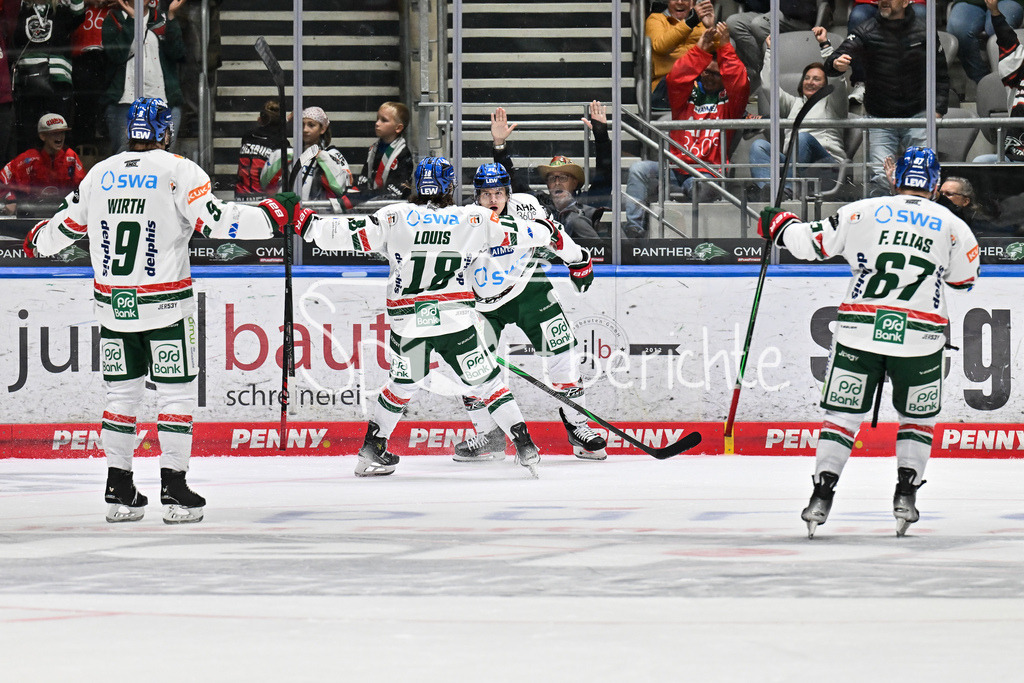 Augsburger Panther - Steinback Black Wings Linz | Jubel der Panther nach dem Treffer zum 4-1 durch Tim WOHLGEMUTH (Augsburger Panther 33) / Tor / Torschuetze / Freude / Happy / Testspiel: Augsburger Panther - Steinback Black Wings Linz; Curt Frenzel Stadion am 05.09.2025