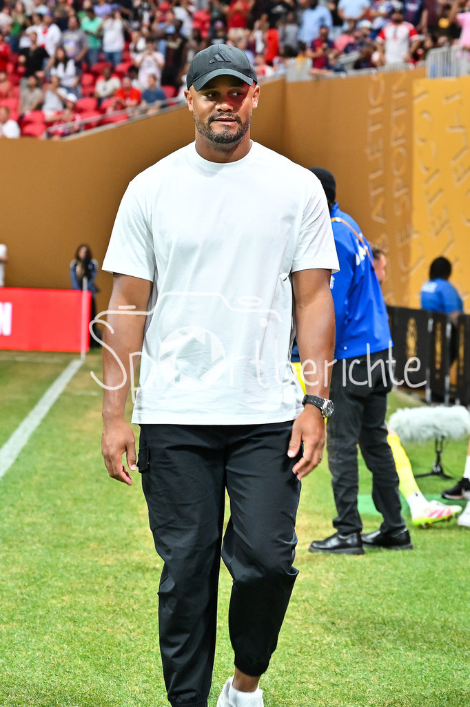 Paris Saint Germain - FC Bayern München | im Bild Vincent KOMPANY Trainer FC Bayern Muenchen auf dem Weg zur Bank / Einzelfoto / Freisteller / FIFA Club World Cup: Paris Saint Germain - FC Bayern Muenchen, Mercedes Benz Stadium am 05.07.2025 / NOT FOR SALE IN USA