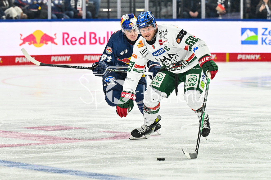 EHC RB München - Augsburger Panther | MUNICH, GERMANY - 30. DECEMBER: im Duell Jeremy McKENNA (RB München 91) und Maximilian RENNER (Augsburger Panther 58) während dem Match zwischen dem EHC Red Bull München und den Augsburger Panthern am 34. Spieltag der Penny DEL im SAP Garden