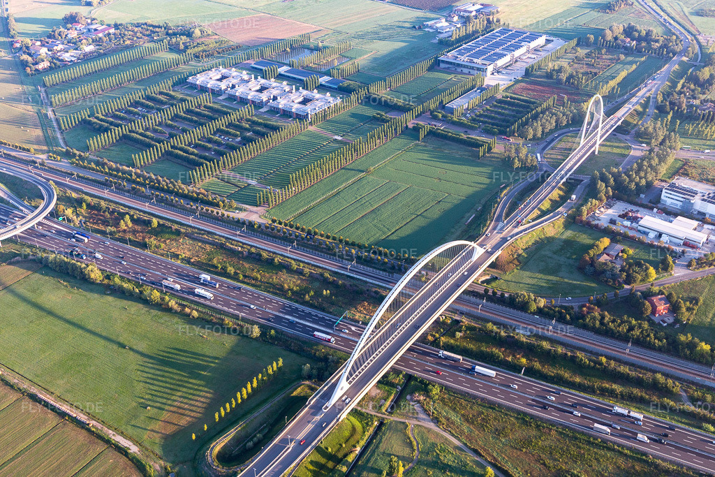 Luftbild: Brücken Ponte Di Calatrava, Vela di Calatrava NORD und SÜD über die Schnellbahntrasse und Autostrada del Sole in Reggio nell’Emilia im Bundesland Reggio Emilia in Italien. Foto: IMG_134820.jpg vom 20.09.2022 durch Werner Riehm/FLY-FOTO.deTURISMO.COMUNE.RE.IT