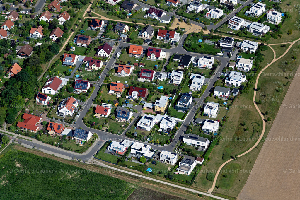 4035151 | BRAUNSCHWEIG 31.07.2020 Wohngebiet einer Einfamilienhaus- Siedlung an der Straße Rischauer Moor bei Kanzlerfeld im Ortsteil Lehndorf-Watenbüttel in Braunschweig im Bundesland Niedersachsen, Deutschland. // Single-family residential area of settlement on street Rischauer Moor in the district Lehndorf-Watenbuettel in Brunswick in the state Lower Saxony, Germany. Foto: Gerhard Launer