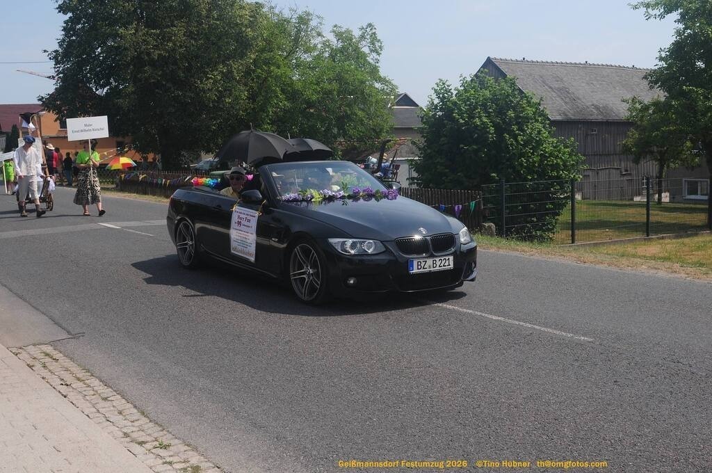 Geißmannsdorf-2026-Festumzug-096 | Festumzug in Geißmannsdorf bei Bischofswerda im Juni 2026. Fotografische Eindrücke und Momentaufnahmen vom Festumzug anläßlich des 800-jährigen Bestehens von Geißmannsdorf - mit Teilnehmern und Gästen, Strohpuppen und geschmückten Vorgärten und Grundstücken - Realisiert mit Pictrs.com