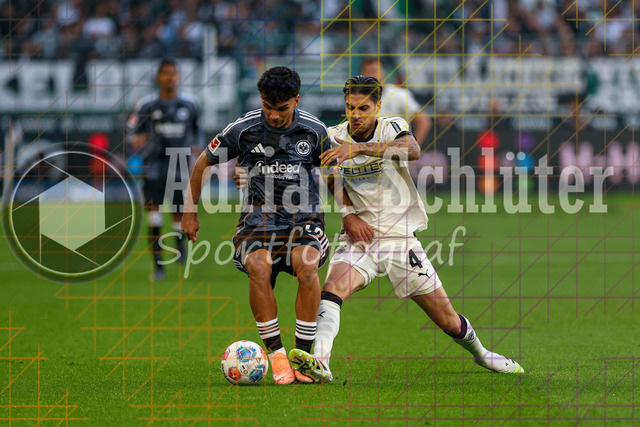 Borussia Mönchengladbach vs Eintracht Frankfurt - Bundesliga  | Mönchengladbach, Deutschland, 27.09.25:   Can Yilmaz Uzun (Eintracht Frankfurt) und Kevin Diks (Borussia Mönchengladbach) im Kampf um den Ball waehrend des Spiels der Bundesliga zwischen Borussia Mönchengladbach vs Eintracht Frankfurt im Stadion im Borussia Park(Foto von Brauer-Fotoagentur / Adrian Schlueter)