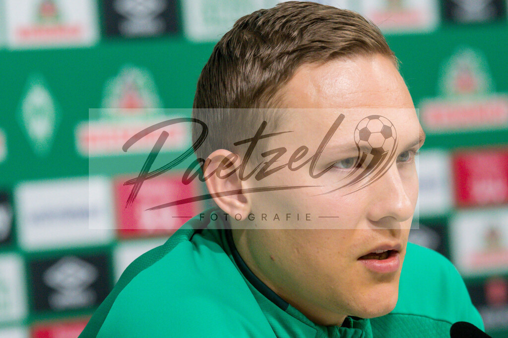 20200218_PKWEBR_0011 | Fussball, Herren: Ludwig Augustinsson (SV Werder Bremen) schaut waehrend der Pressekonferenz des SV Werder Bremen im Presseraum des wohninvest Weserstadion am 18.02.2020 in Osnabrueck, Deutschland. - Realisiert mit Pictrs.com