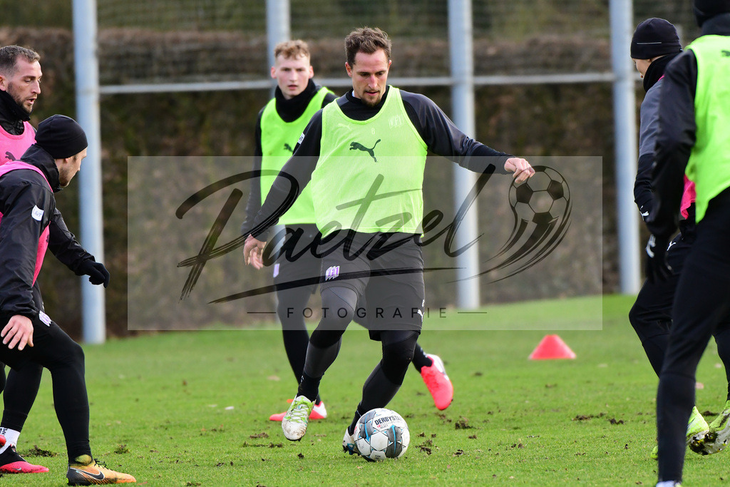 20200130_TRAOSN_0086 | Fußball, Herren: Ulrich Taffertshofer (VfL Osnabrueck) in Aktion, am Ball, Einzelaktion waehrend der Trainingseinheit des VfL Osnabrueck im Sportpark Illoshoehe am 30.01.2020 in Osnabrueck, Deutschland. - Realisiert mit Pictrs.com