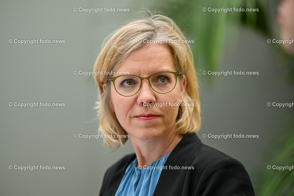 Pressekonferenz mit BMin Gewessler und LR Kaineder_ Neues UVP-Gesetz ist Turbo für die Energiewende in Oesterreich_ 02.05.2023-21 | 02.05.2023, Cubus Linz, AUT, Pressekonferenz mit BMin Gewessler und LR Stefan Kaineder, Neues UVP-Gesetz ist Turbo für die Energiewende in Oesterreich und ein Schluessel zum Heben des enormen Windkraftpotenzials in Oberoesterreich, im Bild BMin Eleonore Gewessler (Die Gruenen, Klimaschutz, Umwelt, Energie, Mobilitaet, Innovation und Technologie)