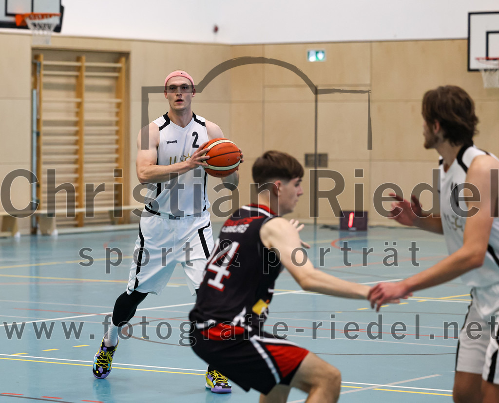 2022-10-16_081_TSV_Vaterstetten_gegen_Baskets_Vilsbiburg_2 | Vaterstetten, Deutschland, 16.10.2022:
Basketball, Bayernliga Herren Südost 2022 / 2023, 1. Spieltag, TSV Vaterstetten gegen Baskets Vilsbiburg 2, Endergebnis: 83:64

Christian Balszuweit (TSV Vaterstetten, #2)

Foto: Christian Riedel / fotografie-riedel.net