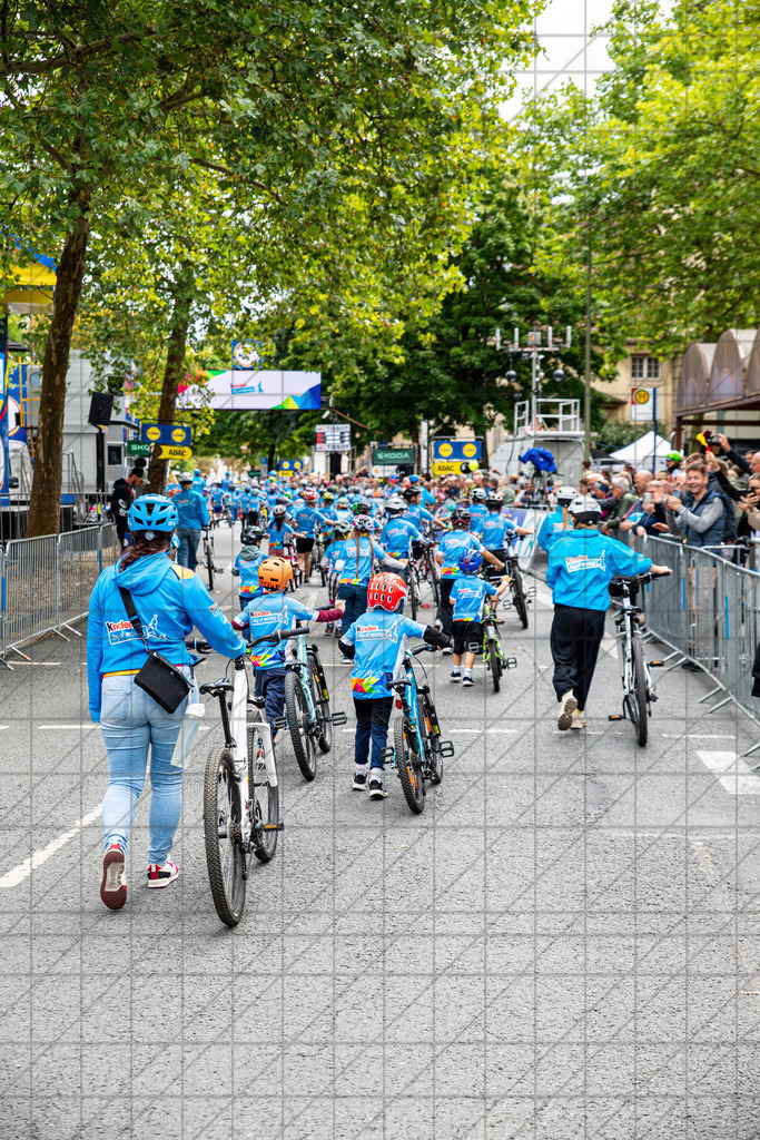 DeutschlandTour 2025 | Etappe 2 - Arnsberg (Ziel) | Kinder Joy of moving, Bike Parade //  22.08.25: DeutschlandTour 2025 | Etappe 2 - Arnsberg (Ziel) / Arnsberg / Deutschland  //   CREDIT:www.bullenfotos.de, Martin König, Hörner Weg 40, D-49078 Osnabrück, +4917663732967 // Nutzung und Weitergabe nur zu den vereinbarten Zwecken. Presseanfragen an Ersteller. Alle Rechte beim Ersteller. Honorierung nach MFM. - Realisiert mit Pictrs.com