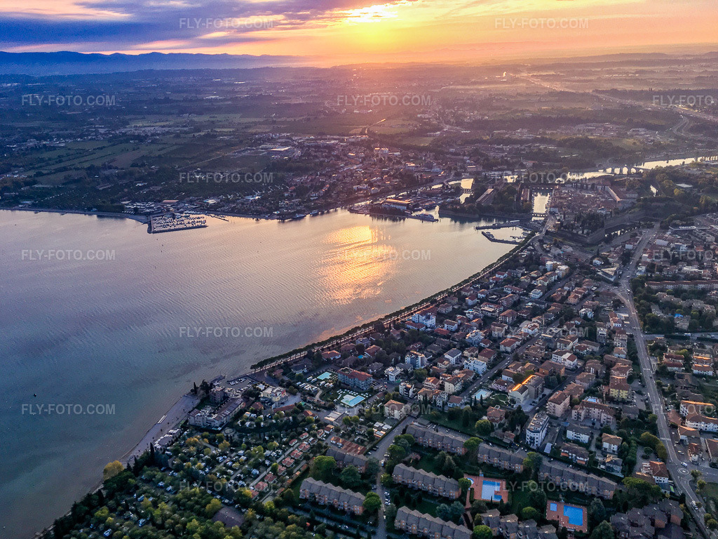 Aerial view: View of the town in Peschiera del Garda in the state Verona, Italy. – Photo: IMG-134996.jpg taken on 09/23/2022 by Werner Riehm/FLY-FOTO.com – Resolution of the original: 3960 x 2970 px