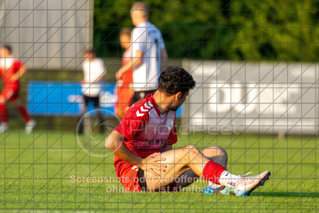 20250616_203540_0907 | #,  TV Eybach (weiß) vs. 1.FC Donzdorf II (rot), Fussball, Entscheidungsspiel 3 in Kreisliga A3 - Bezirk Neckar/Fils, Saison 2024/2025, Rasensportplatz, Staufenecker Str. 41, 73084 Salach, 16.06.2025 - 18:30 Uhr,Foto: PhotoPeet-Sportfotografie/Peter Harich