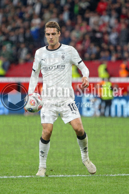 Bayer 04 Leverkusen vs Borussia Mönchengladbach - Bundesliga  | Leverkusen, Deutschland, 21.09.25:   Florian Neuhaus (Borussia Mönchengladbach) in Aktion am Ball, Einzelaktion waehrend des Spiels der Bundesliga zwischen  Bayer 04 Leverkusen vs Borussia Mönchengladbach in der BayArena(Foto von Brauer-Fotoagentur / Adrian Schlueter)