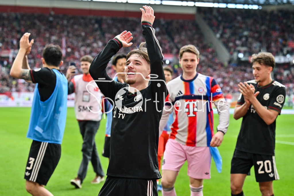 SC Freiburg - FC Bayern München | FREIBURG, GERMANY - 04. APRIL: die Spieler der Gäste feiern zusammen mit den Fans den 2-3 Auswärtssieg in Freiburg während dem Bundesligamatch zwischen dem SC Freiburg und dem FC Bayern München am 28. Spieltag im Europa-Park Stadion / DFL REGULATIONS PROHIBIT ANY USE OF PHOTOGRAPHS AS IMAGE SEQUENCES AND/OR QUASI-VIDEO / Lennart KARL (FC Bayern Munich 42)