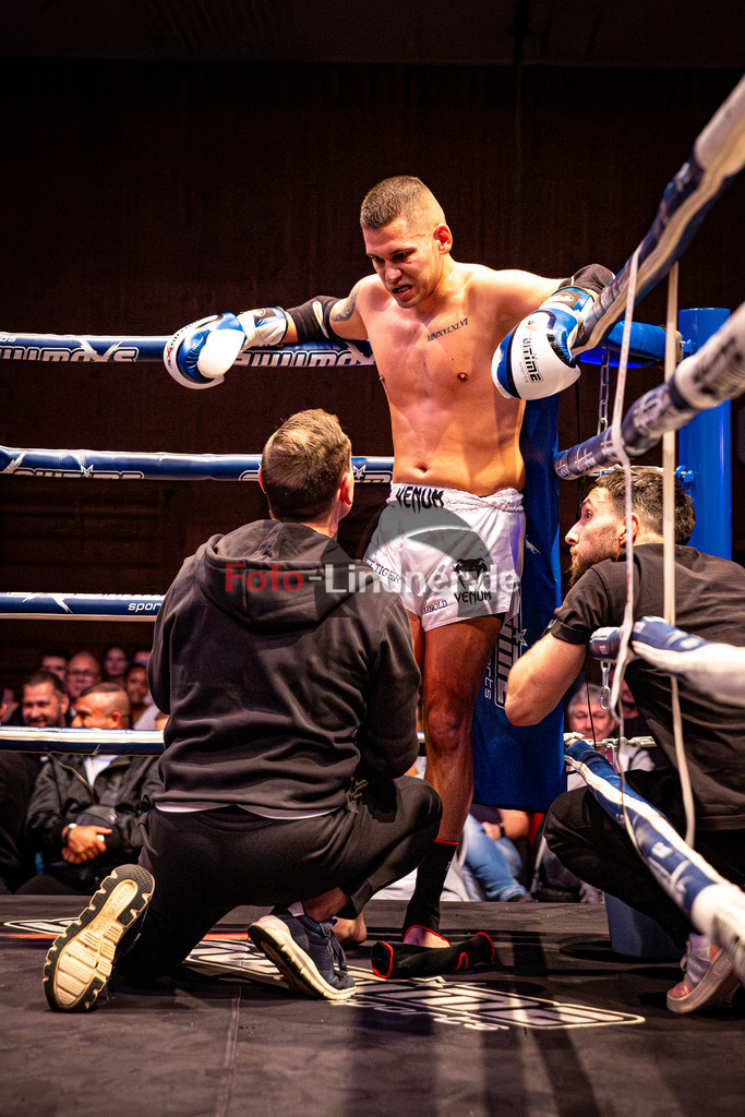 Arnold Markovic(White Tiger) blau gegen Benjamin Radult 34j (SCS Mun) rot | MFA Fight Night MT bis 67kg Kampf 11, Arnold Markovic(White Tiger) blau gegen Benjamin Radult 34j (SCS Mun) rot, 20251108,,2025-11-08 in Penzberg (Wellenberghalle Penzberg), Copyright: WolfgangxLindner www.foto-lindner.de