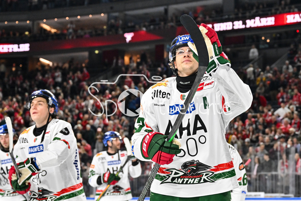 Kölner Haie - Augsburger Panther | KÖLN, DEUTSCHLAND - 04. MÄRZ: die Spieler der Panther bedanken sich bei den mitgereisten Fans nach dem Match zwischen den Kölner Haien und den Augsburger Panthern am 48. Spieltag der Penny DEL in der Lanxess Arena / Tim WOHLGEMUTH (Augsburger Panther 33)