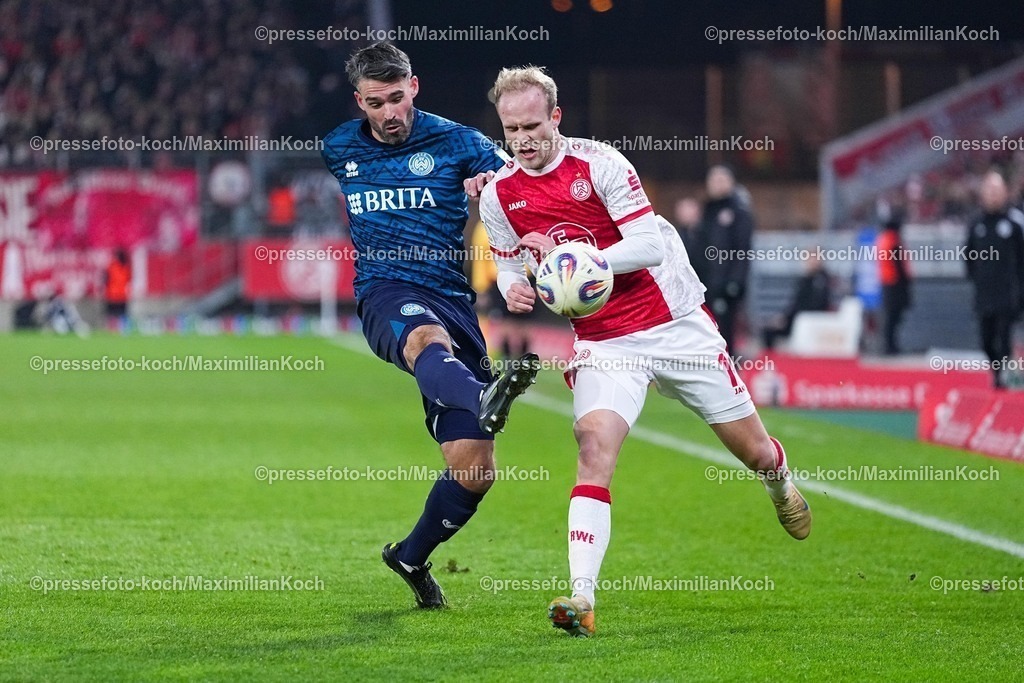 xYDRx01022601023 | 01.02.2026, xydrx, Fußball, 3.Liga, Rot-Weiss Essen - SV Wehen Wiesbaden, Saison 2025 2026, Stadion an der Hafenstraße: Sascha Mockenhaupt (SV Wehen Wiesbaden #4) im Zweikampf gegen Lucas Brumme (Rot-Weiss Essen #14)   DFB regulations prohibit any use of photographs as image sequences and or quasi-video. Photo: xYannisxDreimannxPressefotoKochx