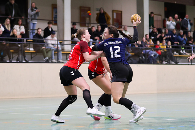 Handball I Damen I Saison 2025-2026 I Verbandsliga Süd I HSG Kalkberg 06 - MTV Dänischenhagen I 14.12.2025.203 | v.l. Laura Warnecke (11, MTV Dänischenhagen), Juliane Steffens (12, HSG Kalkberg 06) - Realisiert mit Pictrs.com