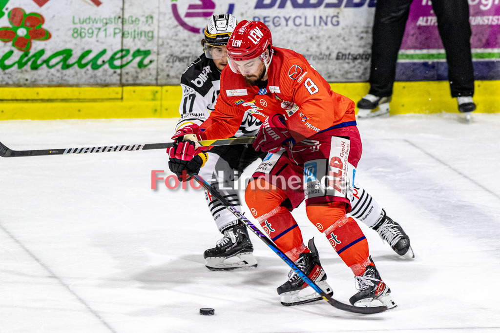 EC Peiting vs EV Füssen | Eishockey Oberliga Süd 2023/2024, EC Peiting vs EV Füssen,
Kampf um den Puck Felix BRASSARD (ECP 8) und Pius SEITZ (EVF 17),
2023-10-29 in Peiting (Eisstadion)
8 Felix BRASSARD (ECP 8), 17 Pius SEITZ (EVF 17)
Copyright: WolfgangxLindner sportworld