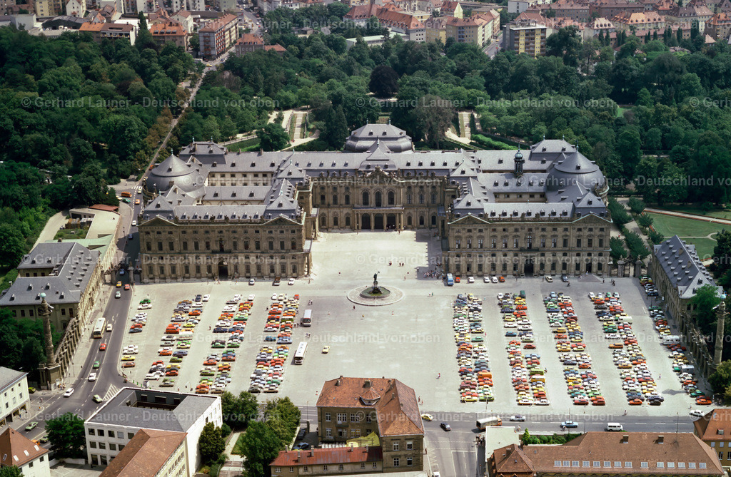 9100205 | Würzburger Residenz ist ein barocker Schlossbau am Rande der Innenstadt von Würzburg, der 1720 begonnen wurde und bis 1744 vollendet war.