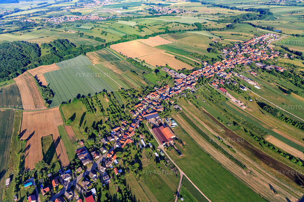 Vue aérienne: Vue de la ville depuis le nord-est à Forstheim dans le département Bas Rhin, France – .Photo: IMG_100808.jpg prise le 08/06/2017 par Werner Riehm/FLY-FOTO.eu – Résolution de l'original: 5472 x 3648 px