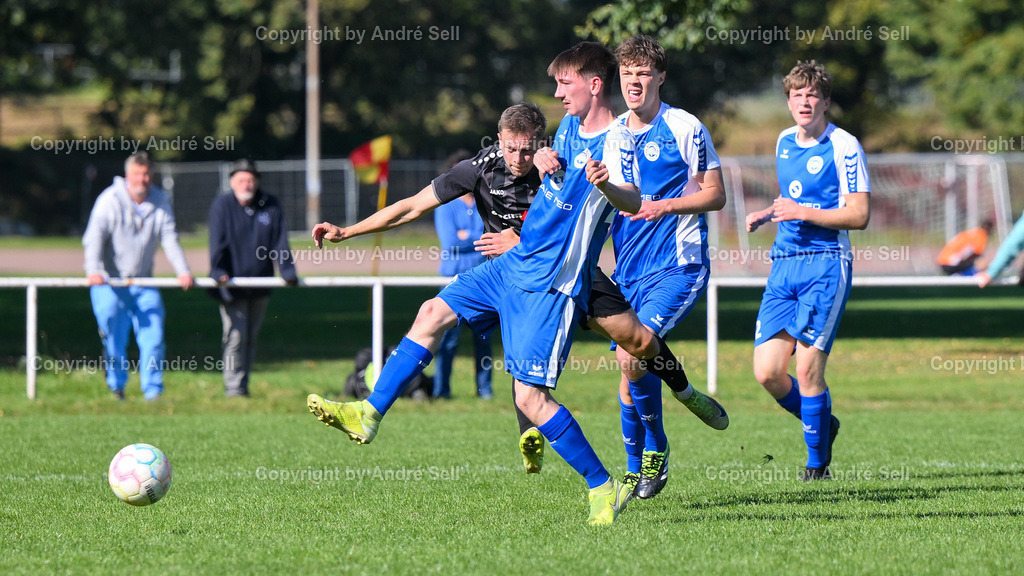 Kieler MTV vs TSV Bordesholm | Louis Reinicke (KMTV #11) vs Lennart Böhme (Bordesholm #43) / Fußball-Verbandsliga Ost Männer 2025/2026 / Kieler MTV vs TSV Bordesholm / Professor-Peters-Platz / Kiel / 28.09.25 - Realisiert mit Pictrs.com