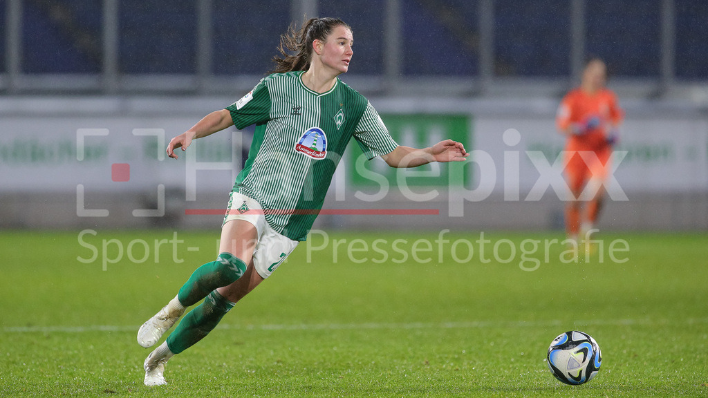 Fussball, Google Pixel Frauen-Bundesliga, MSV Duisburg - SV Werder Bremen | v.li.: Chiara Hahn (SV Werder Bremen, 21) am Ball, Einzelbild, Ganzkörper, Aktion, Action, Spielszene, DIE DFB-RICHTLINIEN UNTERSAGEN JEGLICHE NUTZUNG VON FOTOS ALS SEQUENZBILDER UND/ODER VIDEOÄHNLICHE FOTOSTRECKEN. DFB REGULATIONS PROHIBIT ANY USE OF PHOTOGRAPHS AS IMAGE SEQUENCES AND/OR QUASI-VIDEO.