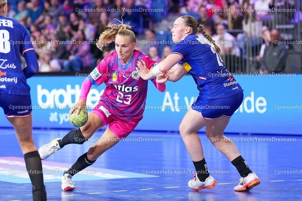 xydrx21092501036 | 21.09.2025, xydrx, Handball, Frauen Länderspiel, Deutschland - Niederlande, YAILA Arena: YAILA Arena: Annika Lott (GER #23) im Zweikampf gegen Romee Maarschalkerweerd (NED #24)