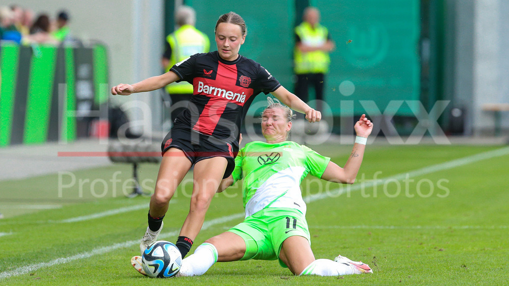 Fussball, Google Pixel Frauen-Bundesliga, VfL Wolfsburg - Bayer 04 Leverkusen | v.li.: Sofie Zdebel (Bayer 04 Leverkusen, 16) und Alexandra Popp (Alex Popp, VfL Wolfsburg, 11) im Zweikampf, Duell, Dynamik, Aktion, Action, Spielszene, DIE DFB-RICHTLINIEN UNTERSAGEN JEGLICHE NUTZUNG VON FOTOS ALS SEQUENZBILDER UND/ODER VIDEOÄHNLICHE FOTOSTRECKEN. DFB REGULATIONS PROHIBIT ANY USE OF PHOTOGRAPHS AS IMAGE SEQUENCES AND/OR QUASI-VIDEO.