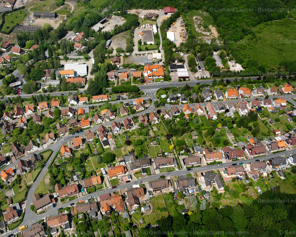 2638432 | OKER 09.06.2006 Wohngebiet - Mischbebauung der Mehr- und Einfamilienhaussiedlung  in Oker im Bundesland Niedersachsen, Deutschland // Residential area - mixed development of a multi-family housing estate and single-family housing estate  in Oker in the state Lower Saxony, Germany Foto: Gerhard Launer