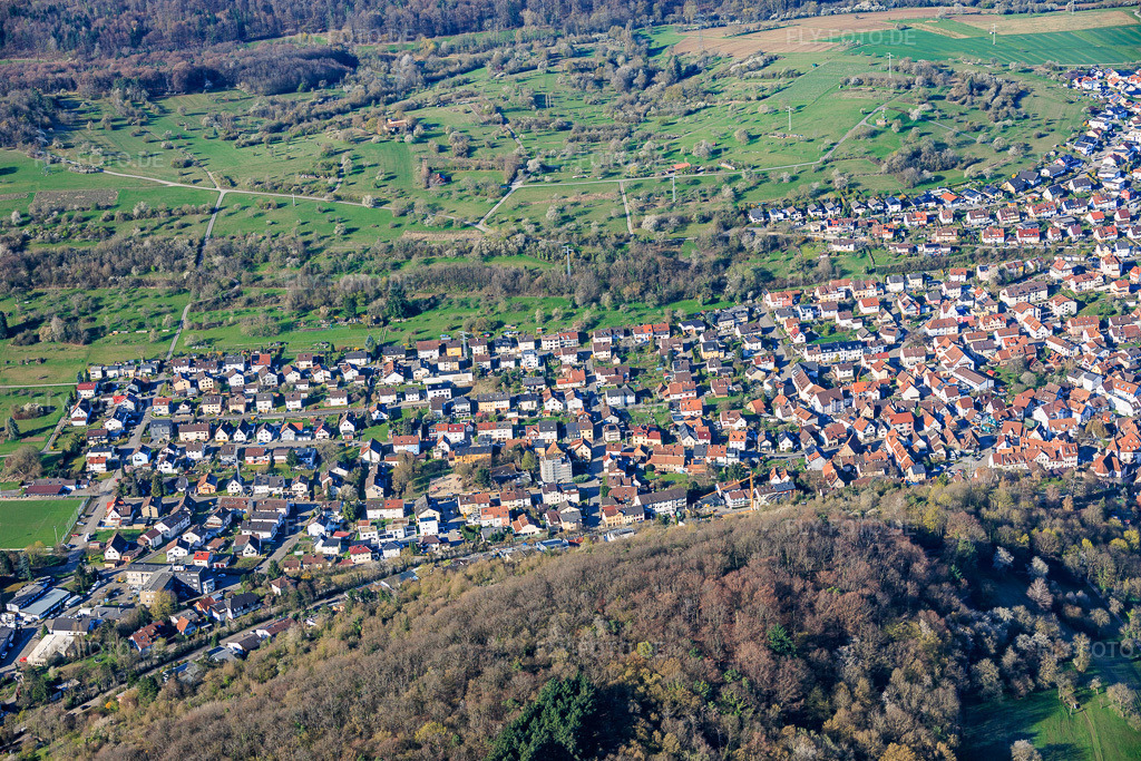 Luftbild: Ortsansicht von Osten im Ortsteil Dietlingen in Keltern im Bundesland Baden-Württemberg in Deutschland. Foto: IMG_154178.jpg vom 02.04.2026 durch Werner Riehm/FLY-FOTO.deAuflösung des Originals: 6000 x 4000 px