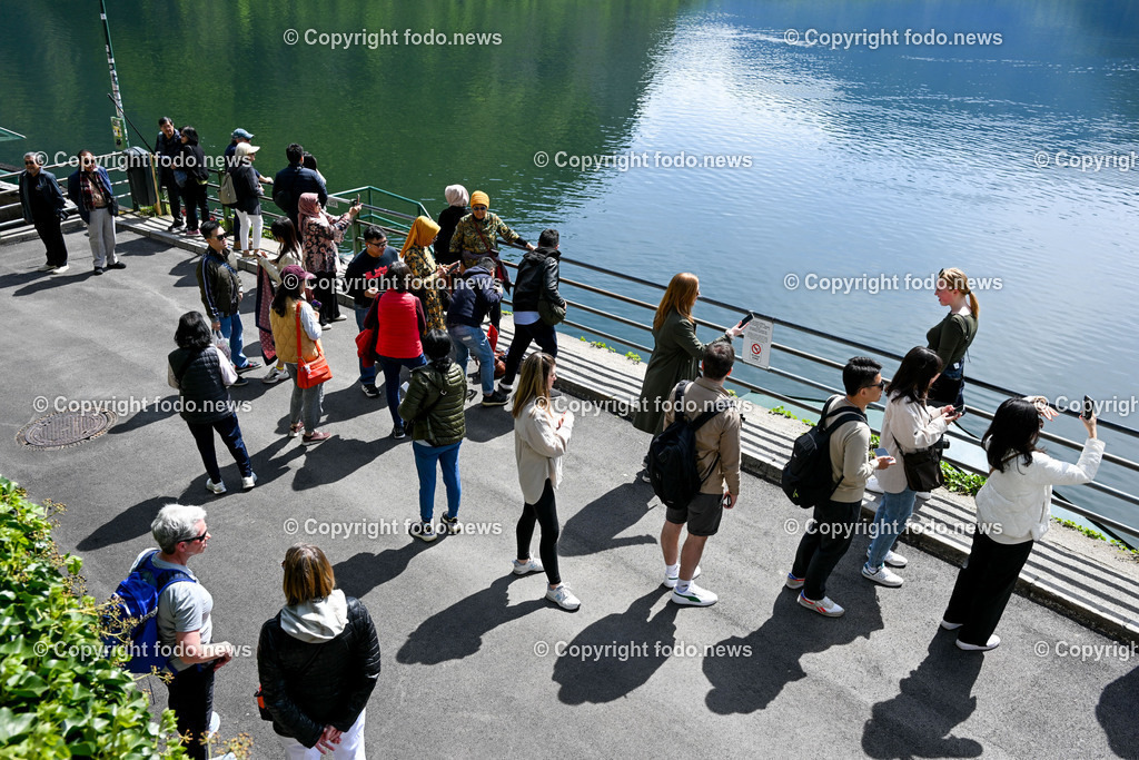 Hallstatt_ 19.05.2023-48 | 19.05.2023, Hallstatt, AUT, Hallstatt, im Bild Touristen unterwegs am Fotohotspot