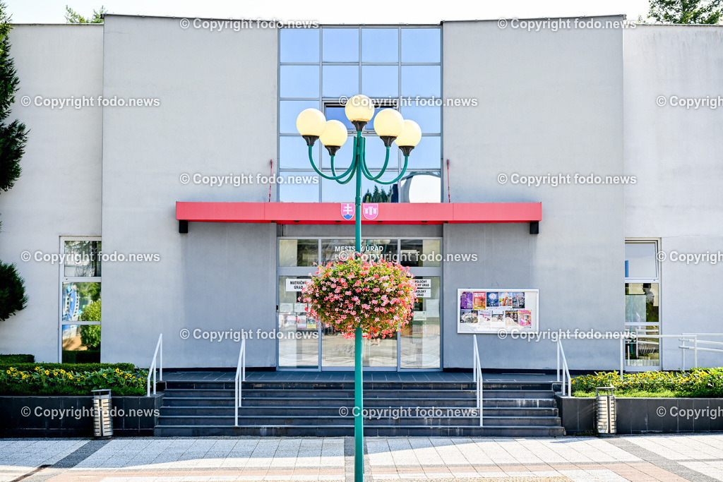 Slowakei_ Trenciansky kraj_ Povazska Bystrica_ 26.08.2024-26 | 26.08.2024, Slowakei, SVK, Trenciansky kraj, Povazska Bystrica, im Bild Stadt in der Nordwestslowakei, Stadtansichten, Gebaeude, Architektur, Turm, Bruecke, Bahnhof, Zentrum, Prior, Kaufhaus, Park, Strassen, Haeuser, Infrastruktur, kommunistische Symbolik, Denkmaeler, Kultur