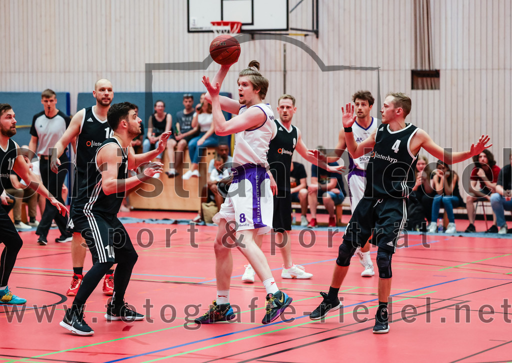 2022-05-15_089_SpVgg_Altenerding_gegen_TSV_Muenchen-Forstenried | Erding, Deutschland, 15.05.2022:
Basketball, Bezirksliga 2021 / 2022, Play-Offs, SpVgg Altenerding gegen TSV München-Forstenried, Endergebnis: 55:57

Tarek Lamar (TSV München-Forstenried, #10), Kristof Vadasz (SpVgg Altenerding, #8), Philipp Wißmeier (TSV München-Forstenried, #4)

Foto: Christian Riedel / fotografie-riedel.net