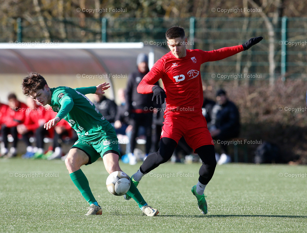 A_LUI_01022025_00007 | SPORT FUSSBALL TESTSPIEL ASKOE OEDT -SV HAIDLMAIR GRUEN WEISS MICHELDORF 01.02.2025 IM BILD : ARNE AMMERER  (OEDT) UND MANUEL RAMSKOGLER (MICHELDORF) FOTO:FOTOLUI