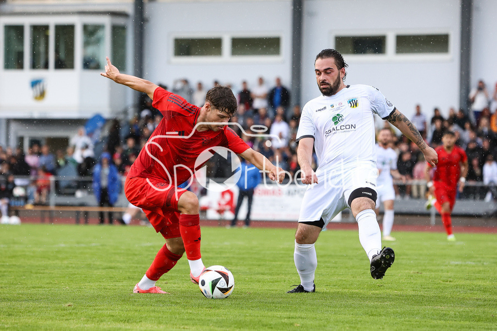 SSV Dillingen - FC Bayern Amateure | im Duell Maximilian WAGNER (FCB #9) und Berat KASUMI (SSV #6)