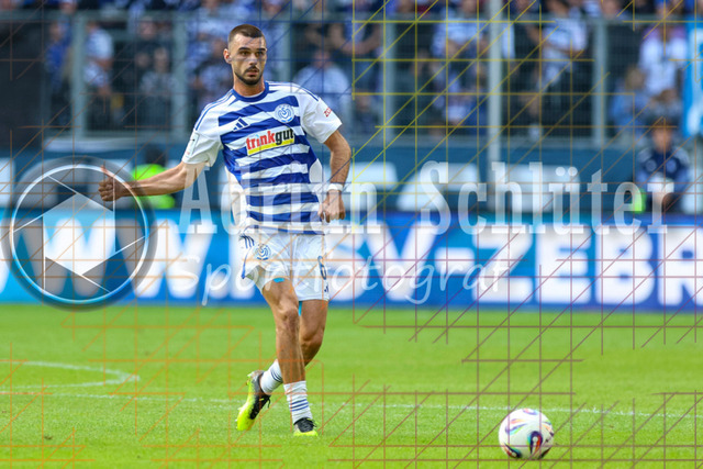 MSV Duisburg vs VfB Stuttgart II - 3. Liga | Duisburg, Deutschland, 02.08.25:   Rasim Bulic (MSV Duisburg) in Aktion am Ball, Einzelaktion waehrend des Spiels der 3. Liga MSV Duisburg vs VfB Stuttgart II in der schauinsland-reisen-arena(Foto von Brauer-Fotoagentur / Adrian Schlueter)
