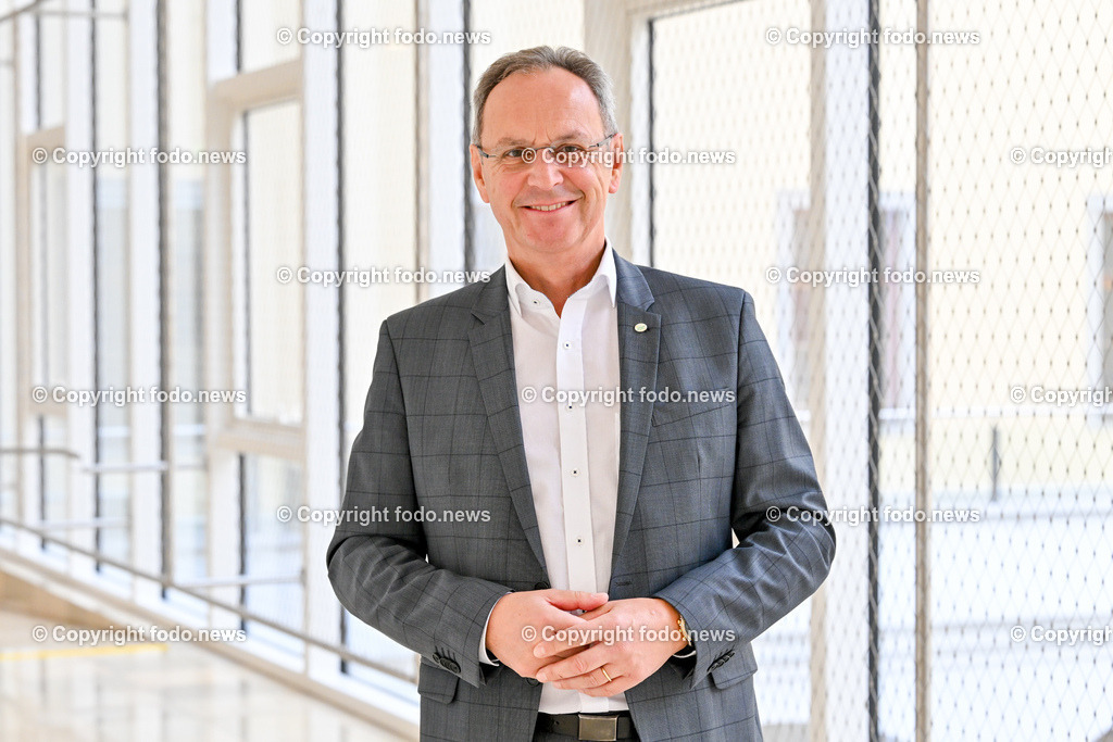 Pressekonferenz OÖ Landesabfallverband_ 15.11.2023-3 | 15.11.2023, Presseclub Linz, AUT, Pressekonferenz Ooe Landesabfallverband, Abfall als Ressource für eine nachhaltige Zukunft - Rahmenbedingungen und Herausforderungen der kommunalen Abfallwirtschaft in Oberoesterreich im Bild Roland Wohlmuth (VP, Bgm. Brunnenthal, Vorsitzender des Ooe Landesabfallverbands)