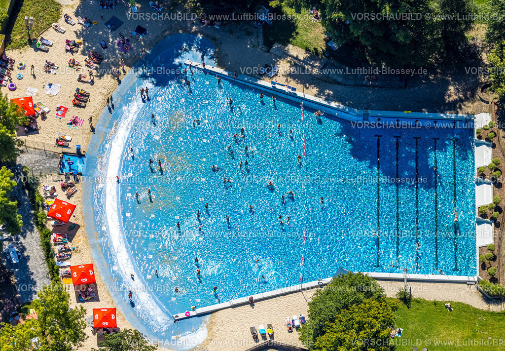 Dortmund240801089Freibad_Wischlingen-2 | Luftbild, Freibad im Revierpark Wischlingen, Schwimmbecken und Solebad, Badegäste im Wellenbecken und auf Strandliegen, Dorstfeld, Dortmund, Ruhrgebiet, Nordrhein-Westfalen, Deutschland
