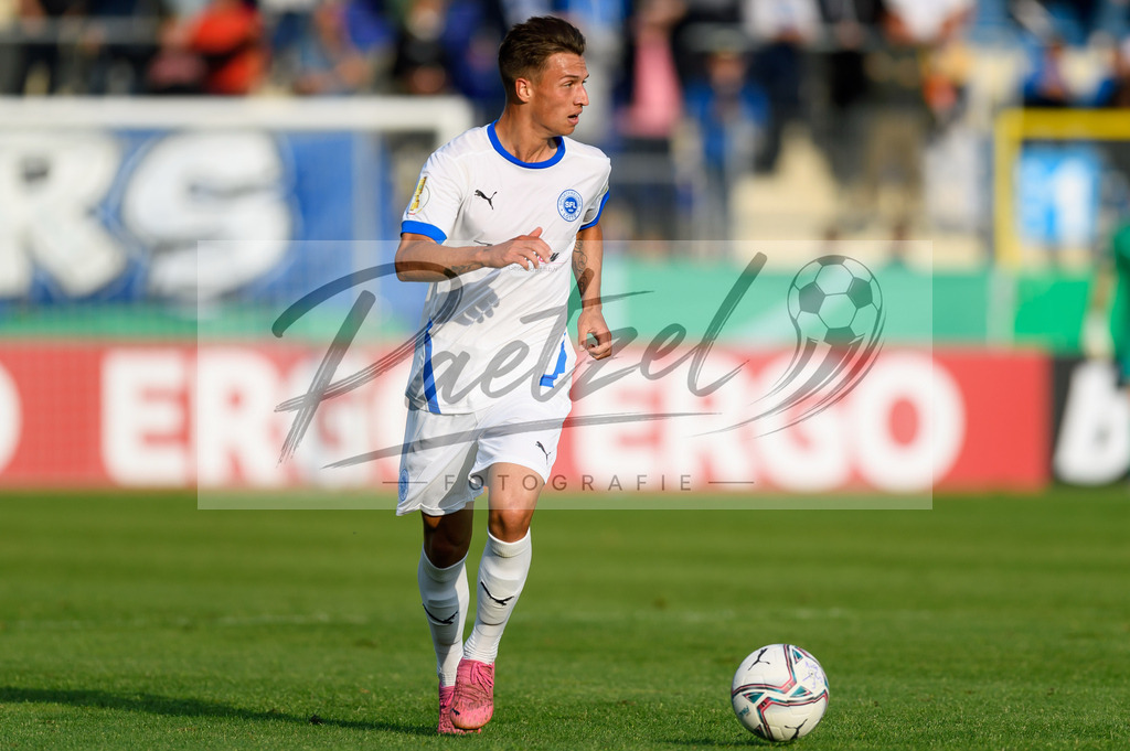 LOTKSC20210809_169 | Fussball, Herren: Tyson Richter (Sportfreunde Lotte) in Aktion, am Ball, Einzelaktion beim Spiel der 1. Runde im DFB-Pokal zwischen SF Lotte und Karlsruher SC im Stadion am Lotter Kreuz am 09.08.2021 in Lotte, Deutschland.DFB / DFL REGULATIONS PROHIBIT ANY USE OF PHOTOGRAPHS AS IMAGE SEQUENCES AND/OR QUASI-VIDEO. - Realisiert mit Pictrs.com
