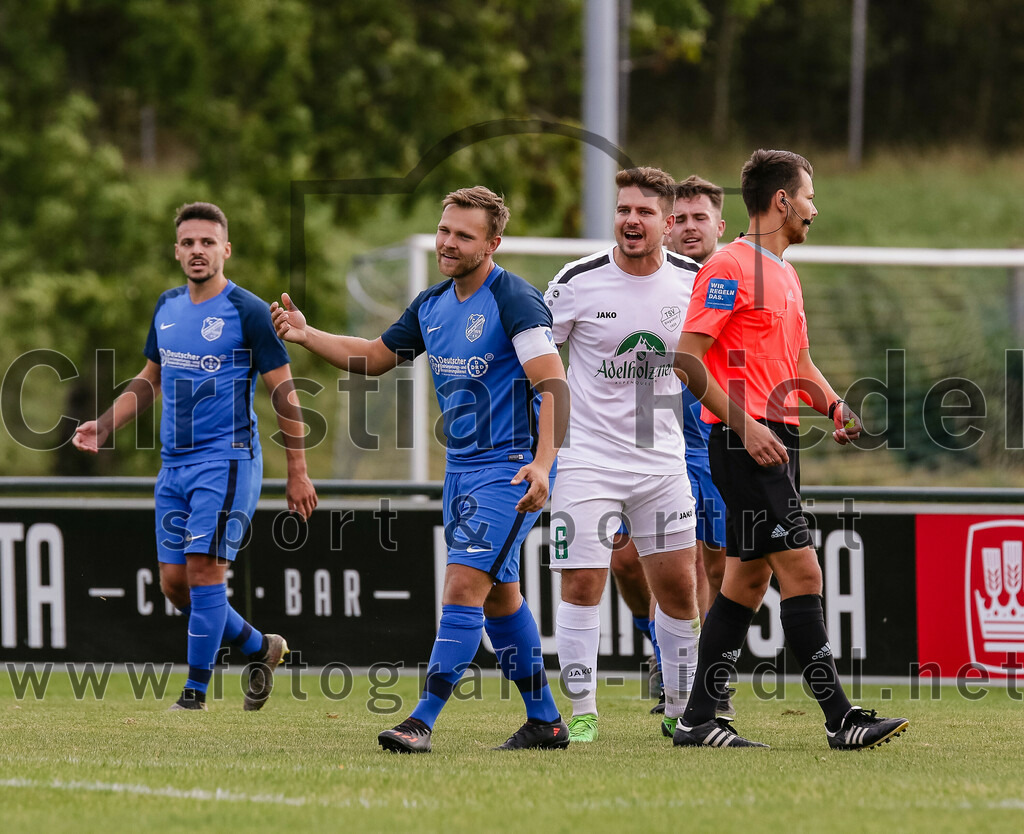 2023-10-14_071_FC_Langengeisling_gegen_TSV_Siegsdorf | Erding, Deutschland, 14.10.2023:
Fußball, Bezirksliga Oberbayern Ost 2023 / 2024, 13. Spieltag, FC Langengeisling gegen TSV Siegsdorf, Endergebnis: 3:0

Hannes Dornauer (FC Langengeisling, #33), Josef Wittmann (TSV Siegsdorf, #6), Schiedsrichter Xaver Fabisch

Foto: Christian Riedel / fotografie-riedel.net