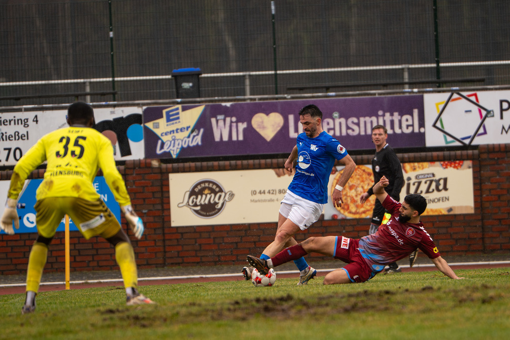 Fußball I Herren I Saison 2025-2026 I Regionalliga Nord I 23. Spieltag I TuS Blau-Weiß Lohne - SC Weiche Flensburg 08 I 0049 | Duell zwischen Rilind Neziri (23, TuS BW Lohne) und Erjanik Ghubasaryan (6, SC Weiche Flensburg 08) - Realisiert mit Pictrs.com