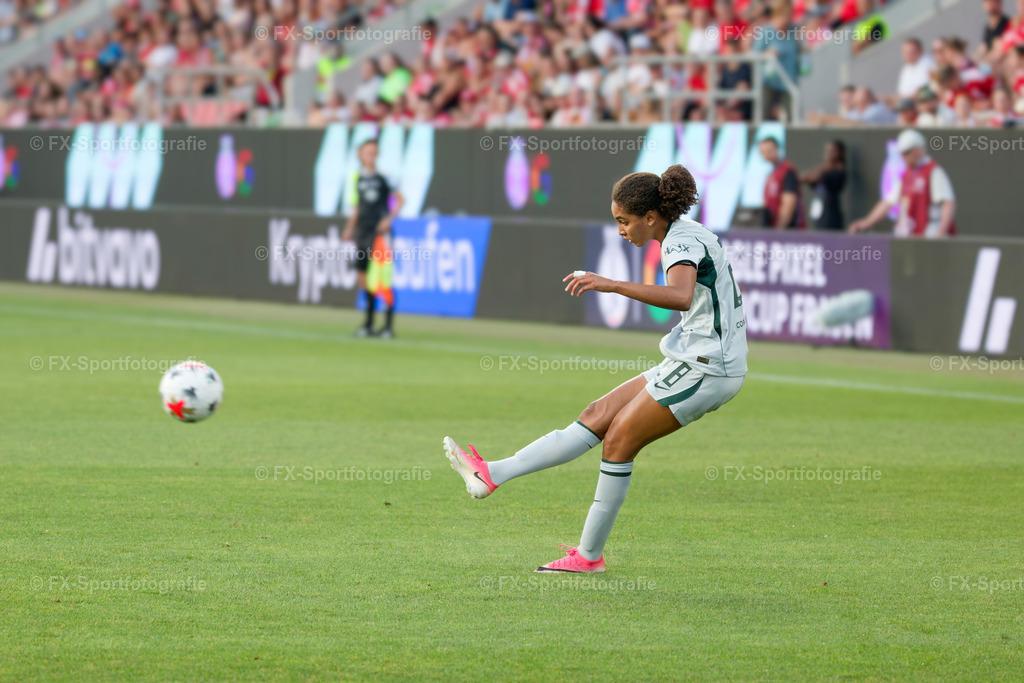 Supercup-Frauen-Bayern-Muenchen-vs-VfL-Wolfsburg 033 | Sportfotos und Eventgalerien von FX-Sportfotografie. Bilder von Fußball, Vereinsveranstaltungen und Events direkt ansehen und als Download bestellen. - Realisiert mit Pictrs.com