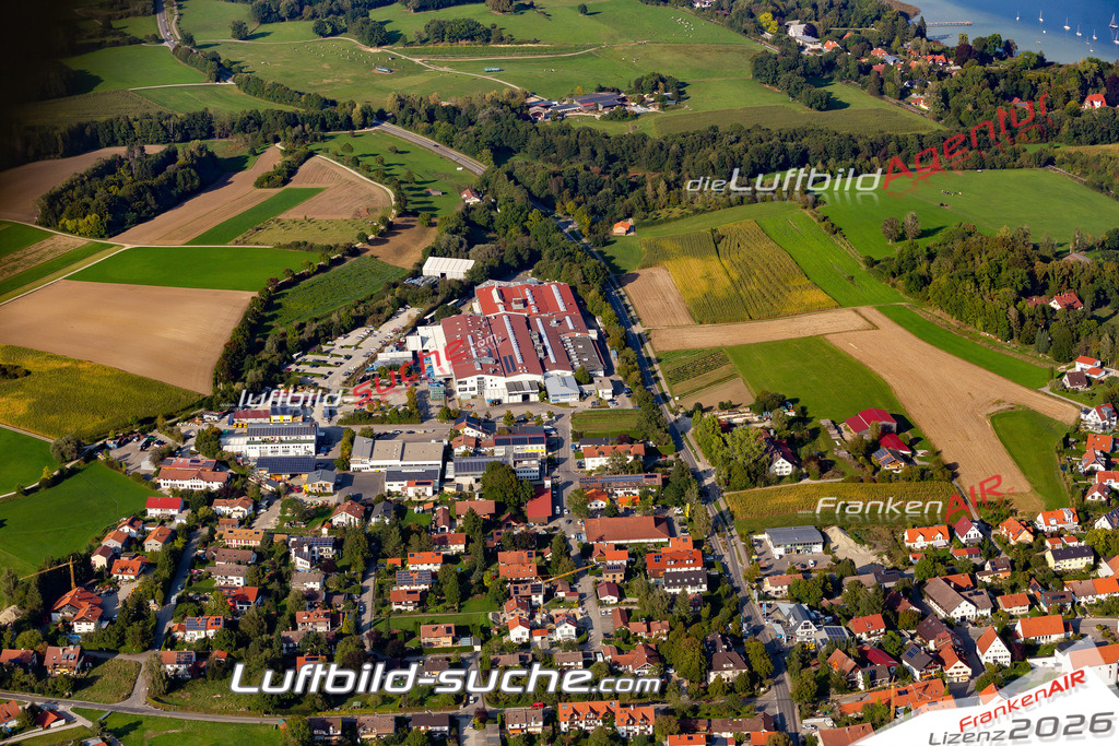 Aktuelles Luftbild von  Utting am Ammersee - Die Luftaufnahme wurde 2020 mittels UL-Flugzeug erstellt ( keine Drohne ) - hochauflösende Kamera-Systeme von  Canon -Beste Qualität - Für grossformatige Ausdrucke geeignet. Die Geschenkidee !